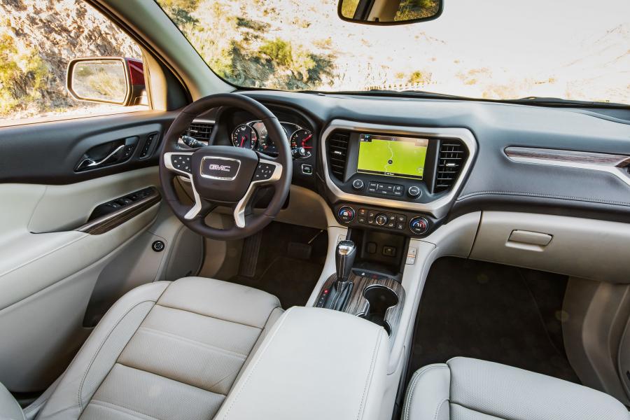 Интерьер GMC Acadia Denali 2016 года  (фото 7 из 33)